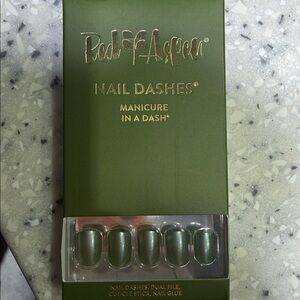 Red Aspen olive glue-On Nails